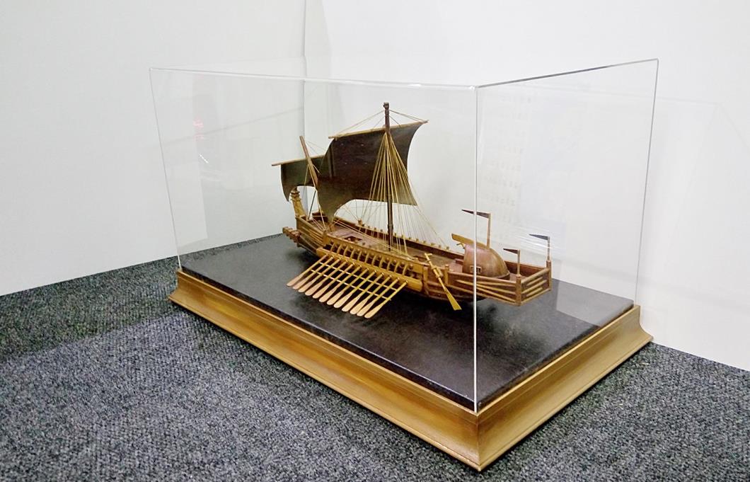 Display box for model boat (Copy)